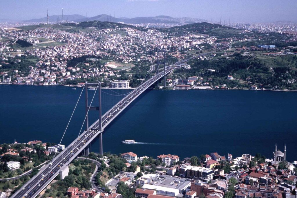 Boğaz geçişli nakliyatın zorlukları ve püf noktaları hakkında bilmeniz gereken her şey bu makalede. Güvenli ve sorunsuz taşımacılık için nelere dikkat edilmelidir? İşte detaylı rehber.