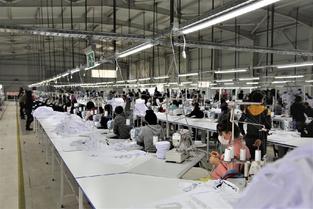 Tekstil atölyeleri ve fabrikaları taşıma sürecinde başarılı olmak için ihtiyaç duyduğunuz tüm lojistik stratejilerini keşfedin. Bu rehber, taşınma sürecini kolaylaştıracak ipuçları ve tavsiyeler sunuyor.